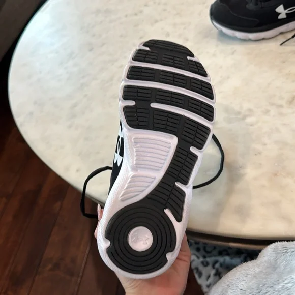 Under Armour Black and White Sneakers Sleek Design - Picture 3 of 4